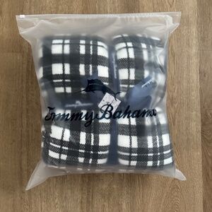 TOMMY BAHAMA Plush 50" x 70" White / Black Flannel Sherpa Blanket